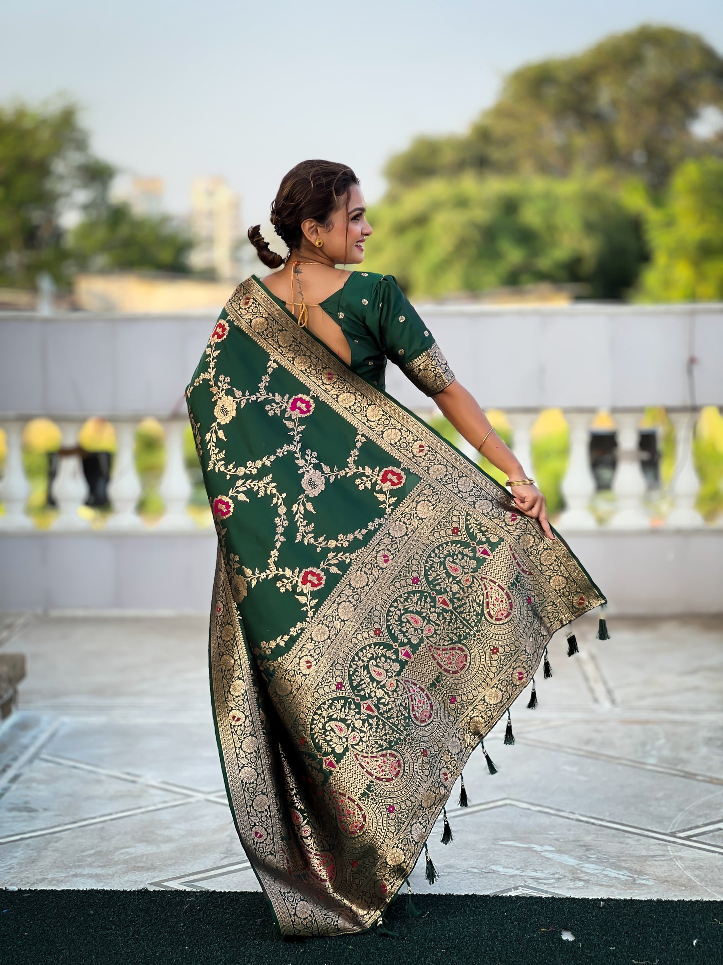 Green  Graceful Trending Banarasi Silk Saree With Blouse Piece