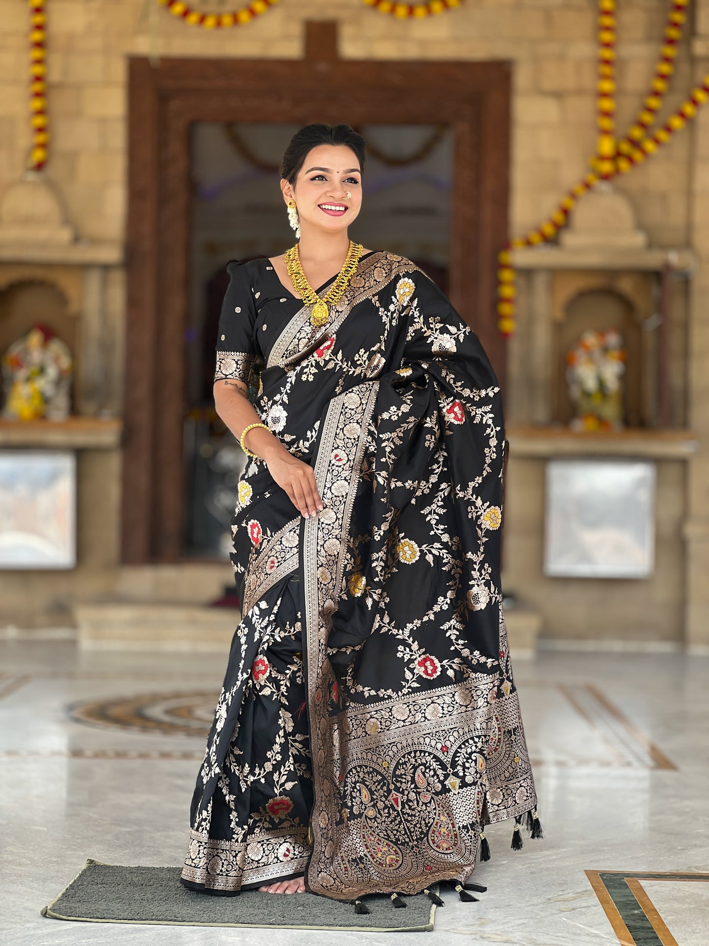 Black Graceful Trending Banarasi Silk Saree With Blouse Piece