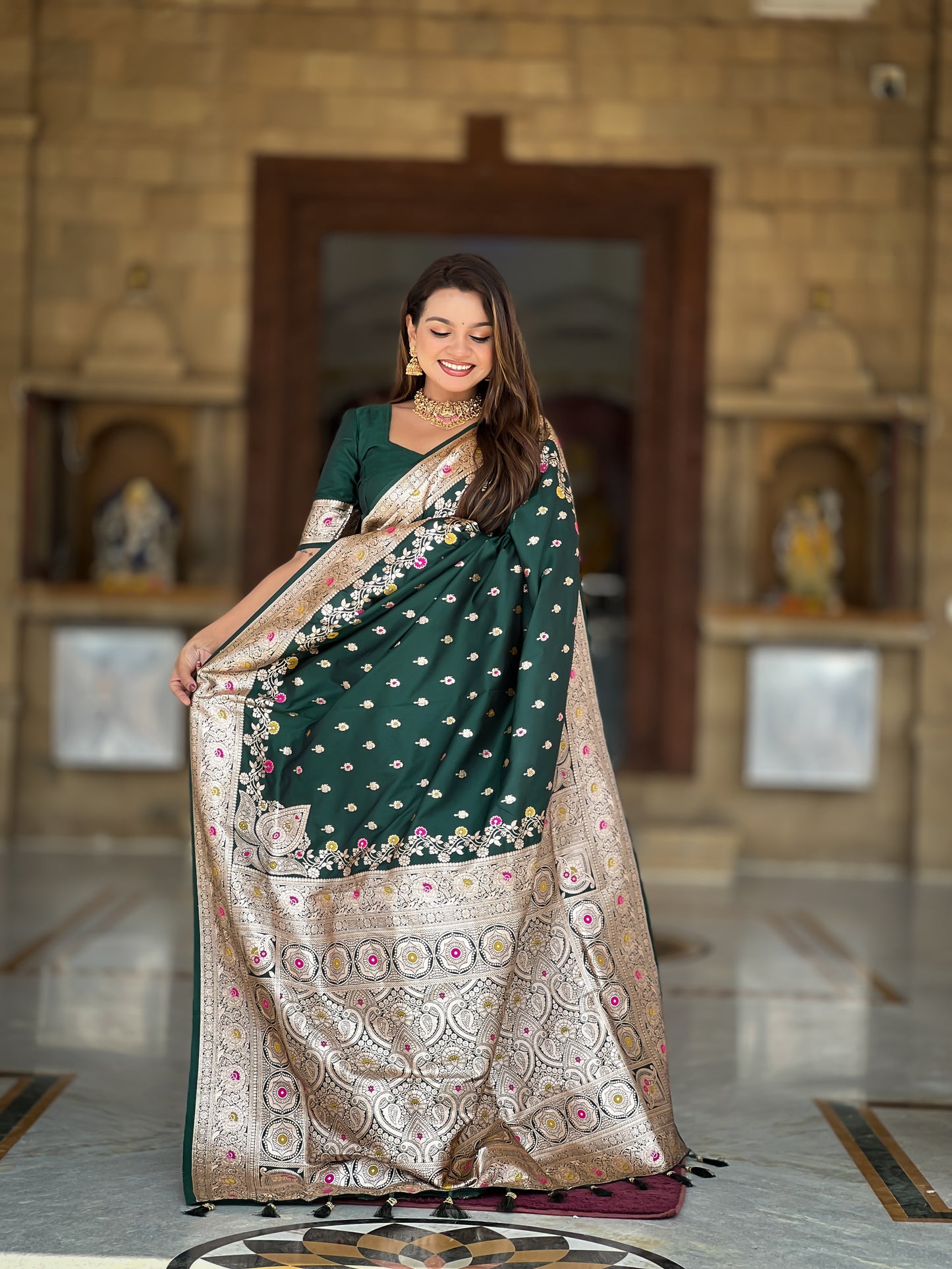Green Graceful Meena Banarasi Silk Saree With Blouse Piece