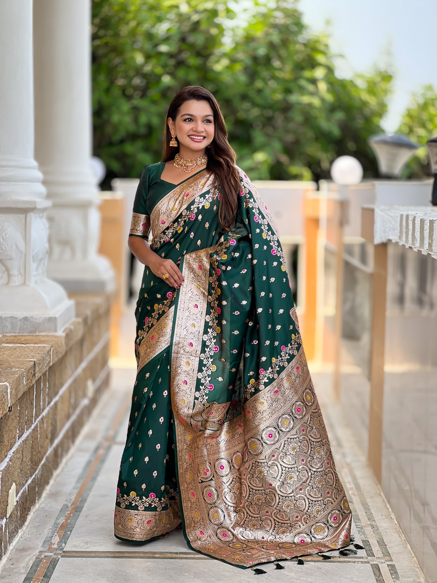 Green Graceful Meena Banarasi Silk Saree With Blouse Piece