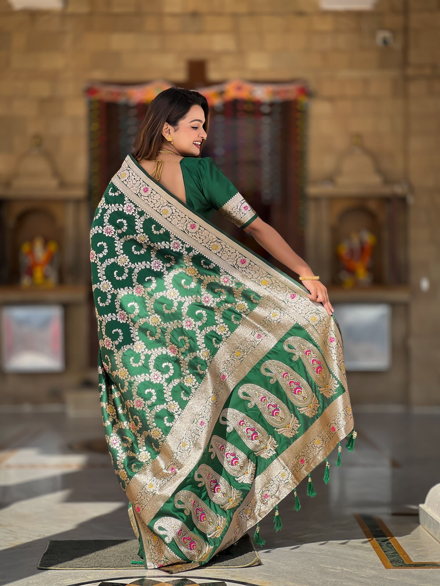 Green Graceful Glow Banarasi Silk Saree With Blouse Piece