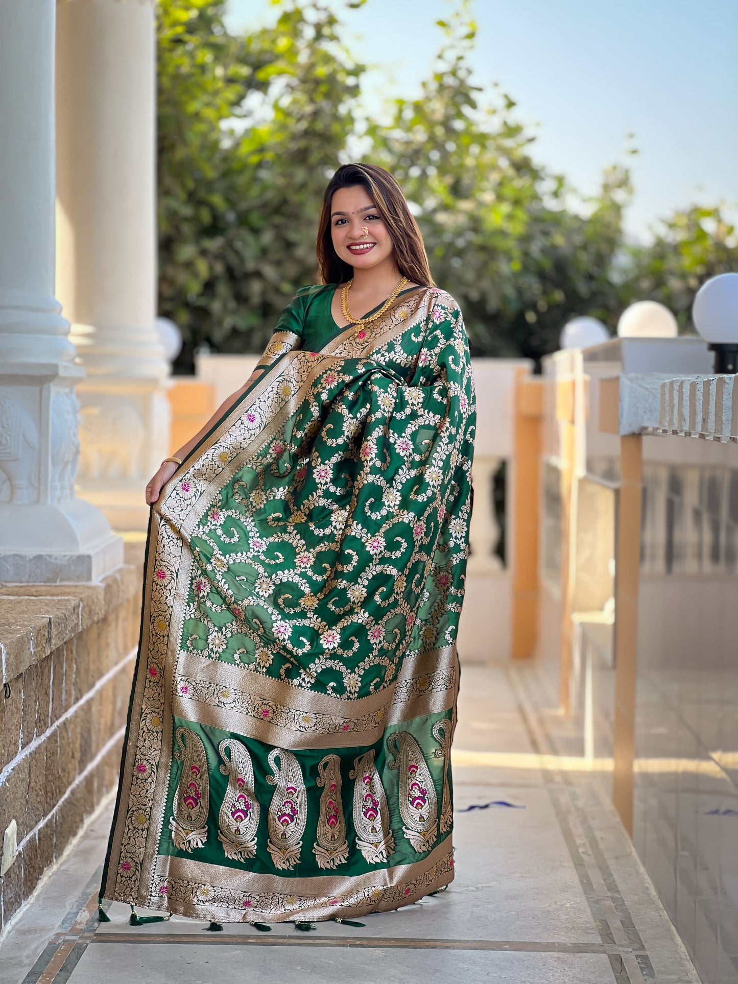 Green Graceful Glow Banarasi Silk Saree With Blouse Piece