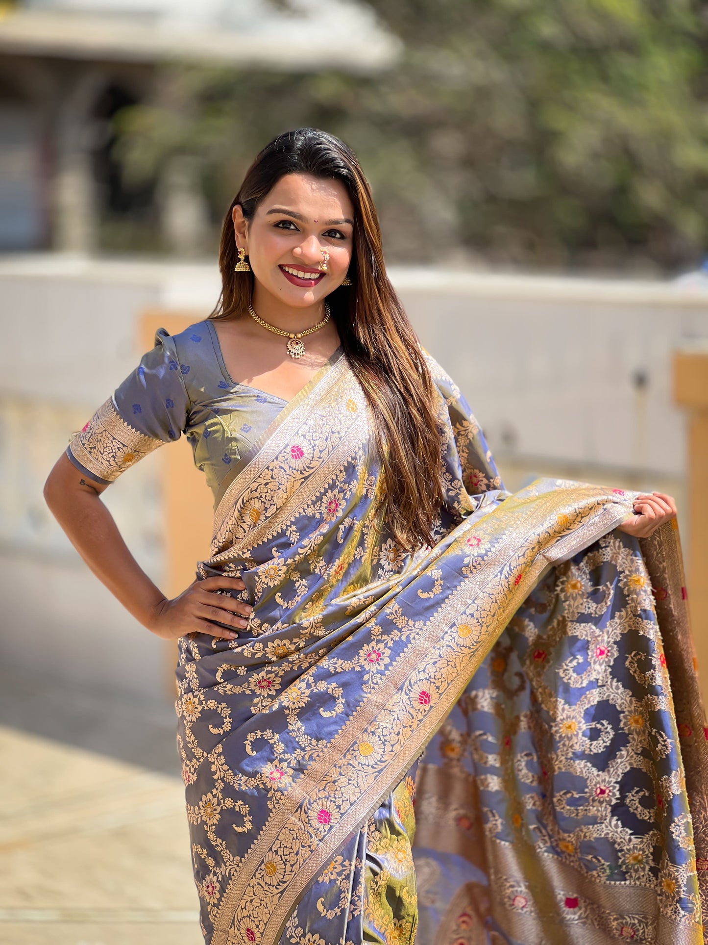 Grey Graceful Glow Banarasi Silk Saree With Blouse Piece