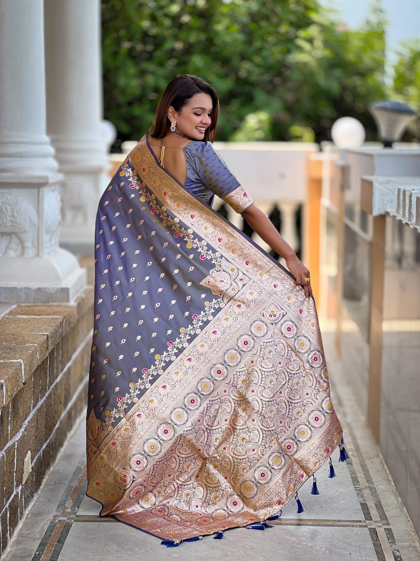 Grey Graceful Meena Banarasi Silk Saree With Blouse Piece