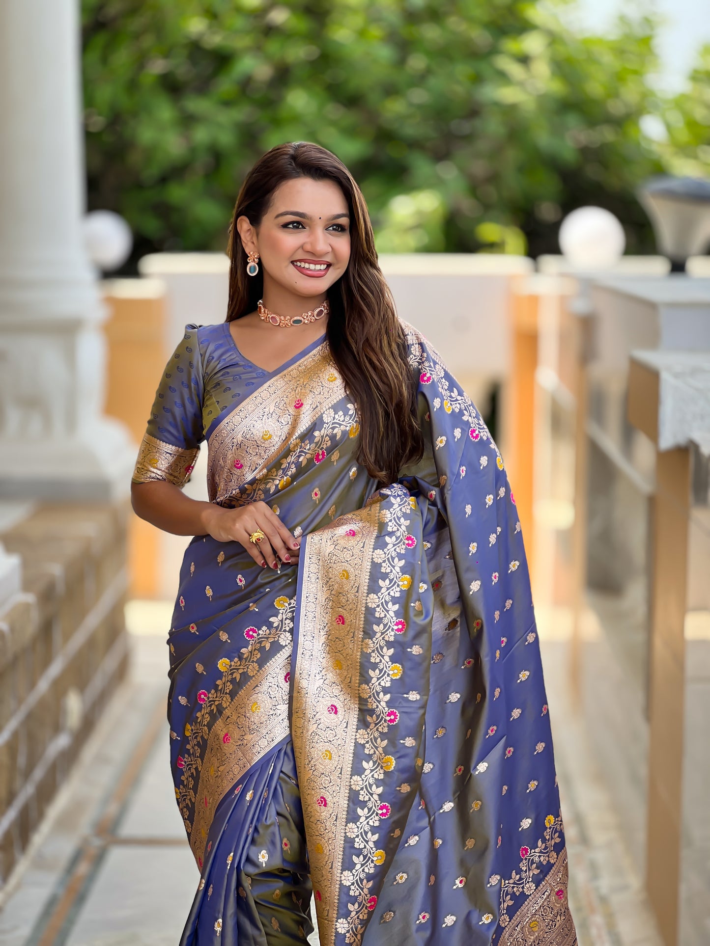 Grey Graceful Meena Banarasi Silk Saree With Blouse Piece