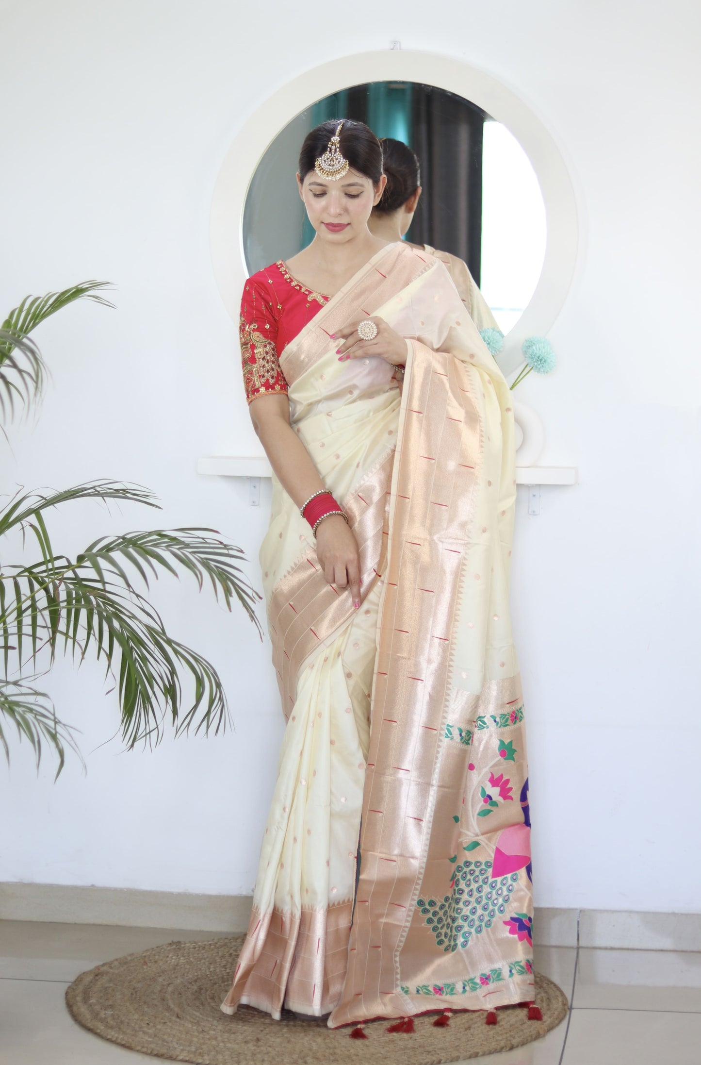 Cream Royal Motif Pethani Silk Saree With Blouse Piece