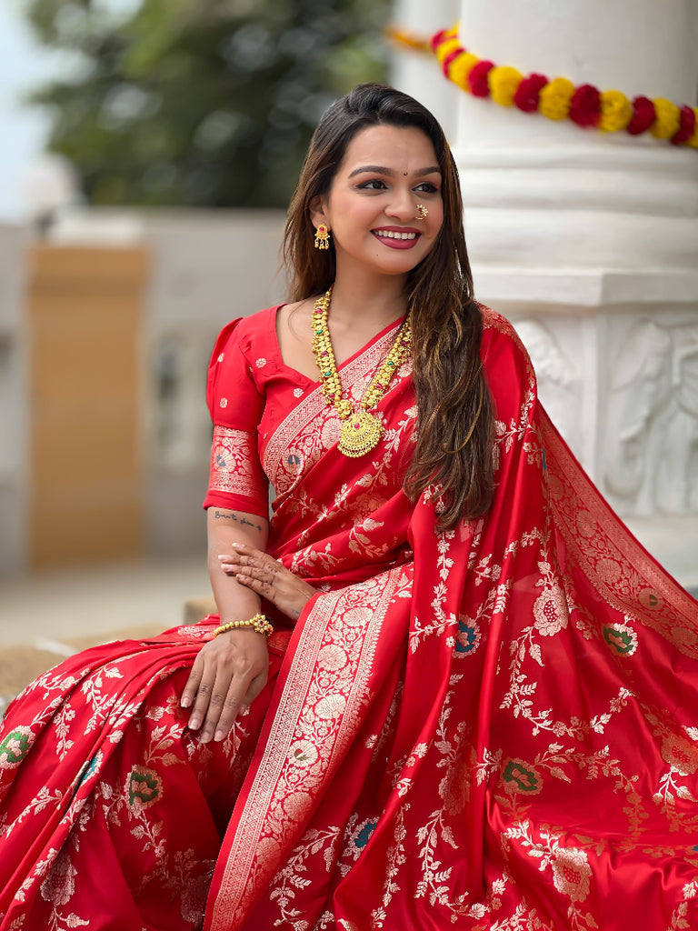 Red Graceful Trending Banarasi Silk Saree With Blouse Piece