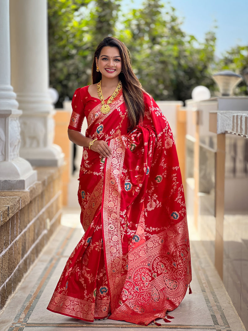 Red Graceful Trending Banarasi Silk Saree With Blouse Piece