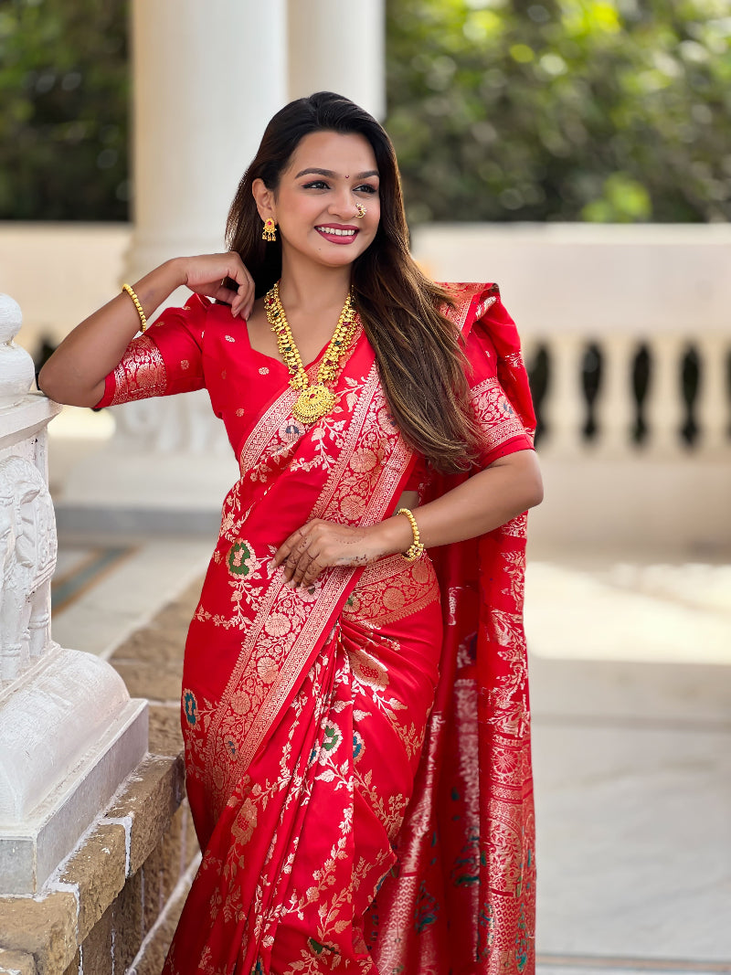 Red Graceful Trending Banarasi Silk Saree With Blouse Piece
