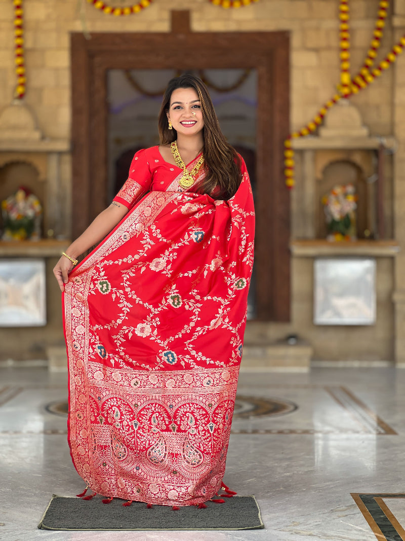 Red Graceful Trending Banarasi Silk Saree With Blouse Piece