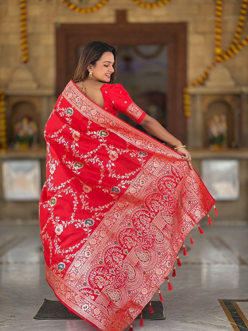 Red Graceful Trending Banarasi Silk Saree With Blouse Piece
