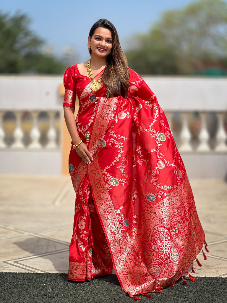 Red Graceful Trending Banarasi Silk Saree With Blouse Piece